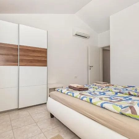 Holiday home Awesome In With Wifi Koromacno